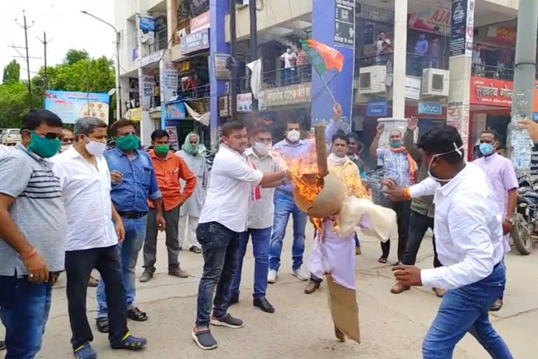 Bharatiya Janata Party burns effigy of former Chief Minister Kamal Nath