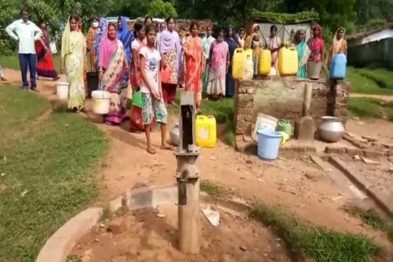 People of Bokaro Sector-1 upset due to lack of drinking water, People of Bokaro upset due to lack of drinking water, Bokaro Steel cut off water tap connection, बोकारो सेक्टर-1 के लोग पीने के पानी की कमी के कारण परेशान, बोकारो के लोग पीने के पानी के लिए परेशान, बोकारो स्टील ने काटा नल का कनेक्शन