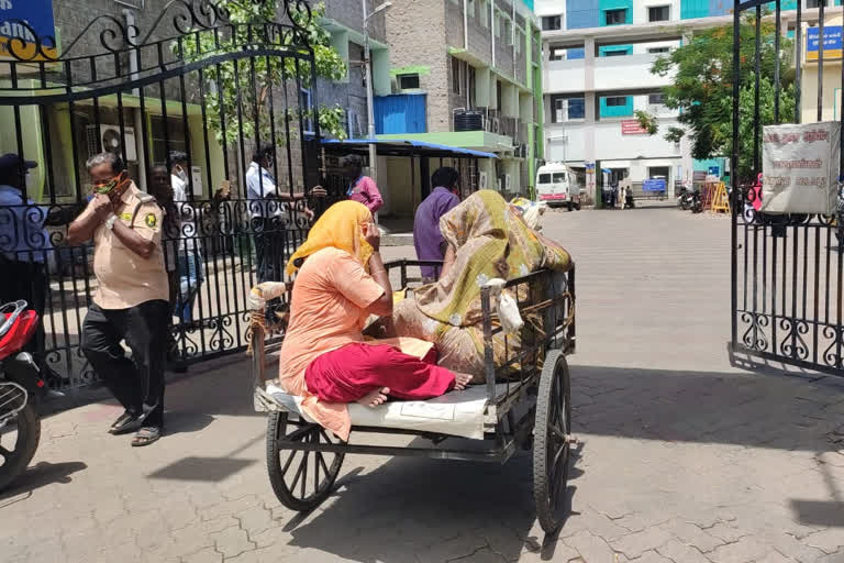 மதுரை  ட்ரை சைக்கிளில் அழைத்து வரப்பட்ட முதியவர்  தத்தனேரி இஎஸ்ஐ மருத்துவமனை  madurai tri cycle  old age patient  patient went hospital in tri cycle