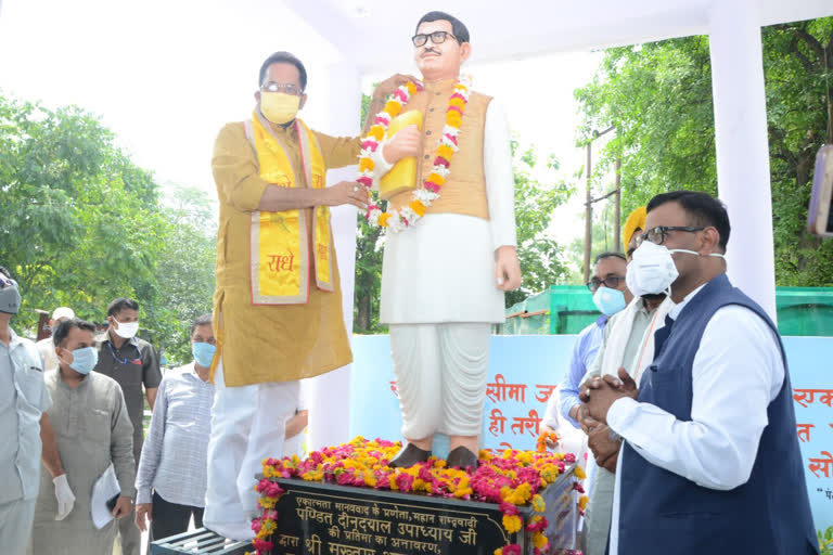 Mukhtar Abbas Naqvi laying flowers at the statue of Pandit Din Dayal Upadhyay in Rampur up