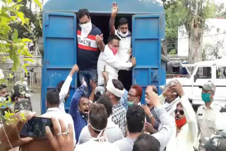 Congress workers jailed for saving Kamal Nath effigy