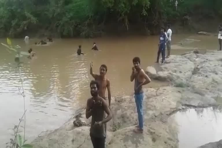 Husband and wife drifted into the river