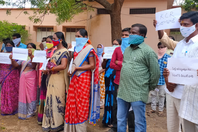 field assistants protest in front of minister jagadeesh reddy