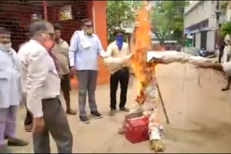 BJP Mandal burnt effigy of former Chief Minister Kamal Nath