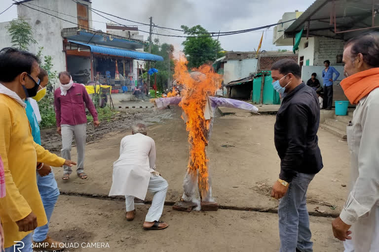 BJP workers burnt effigy of former CM Kamal Nath