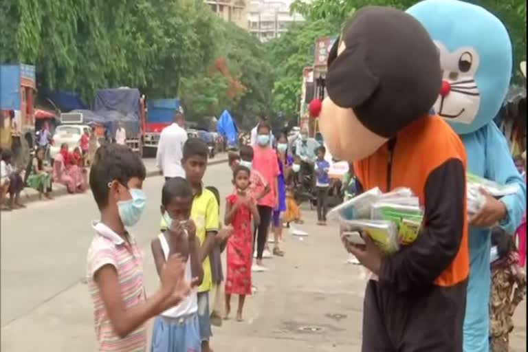 Sion Friend Circle distributing food and books in mumbai amid corona