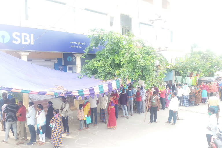 people waiting for aadhar link to bank account in vinukonda guntur district