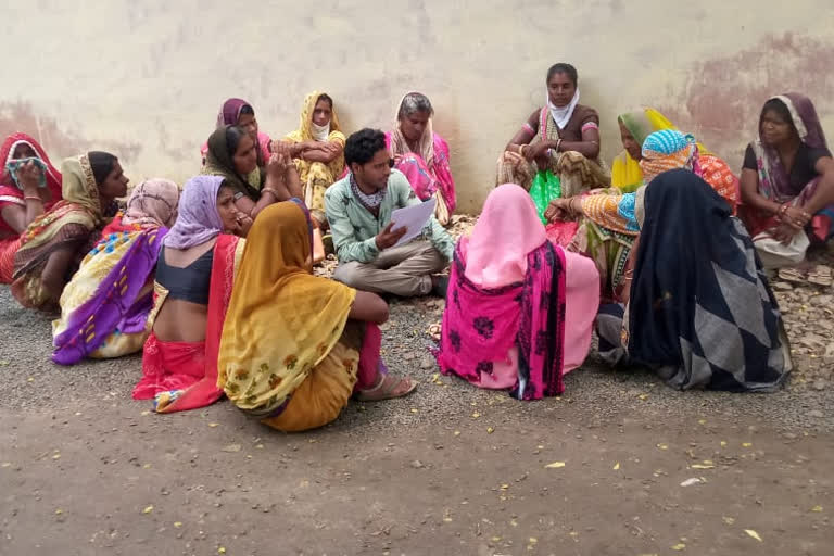 Women submitted memorandum to SDM in neemuch