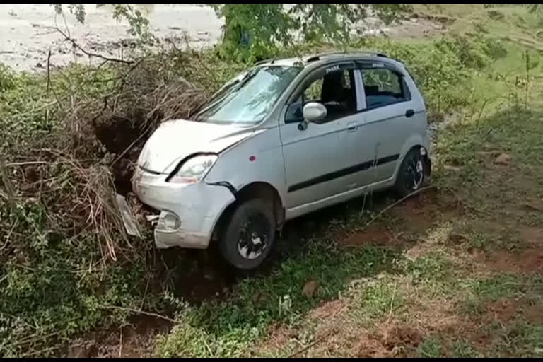 car fell down in abahnpur canal