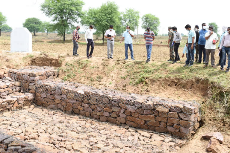 kawardha-collector-inspected-the-works-under-surji-village-scheme