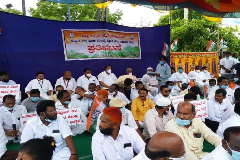 District congress committee members protest against rising crude oil prices