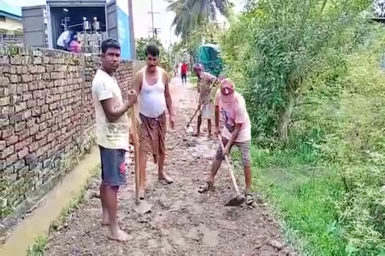 Road repaired by public at majdia nalbari assam etv bharat news