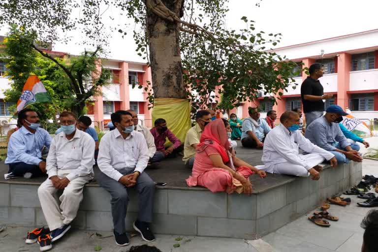 Congress leaders protest