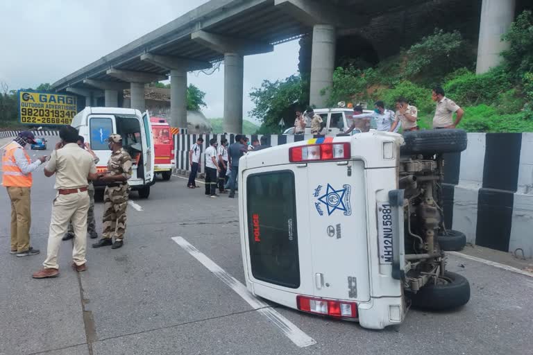 Vehicle in convoy of Pawar overturned