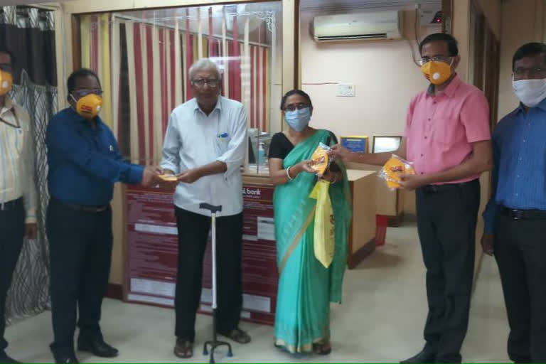 PNB distributes masks and sanitizers to customersPNB distributes masks and sanitizers to customers