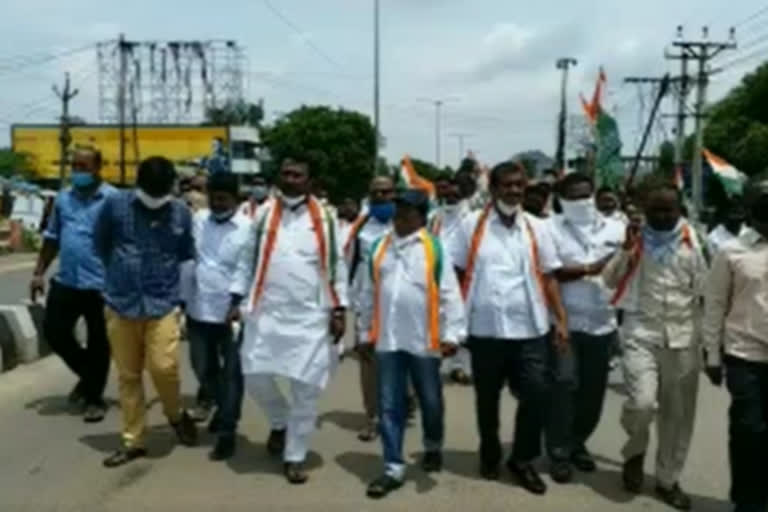 congress leaders protest at nalgonda for decrease petrol and diesel rates