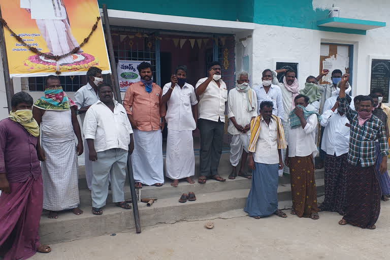 tdp members protest in kurnool dst madikera mandal