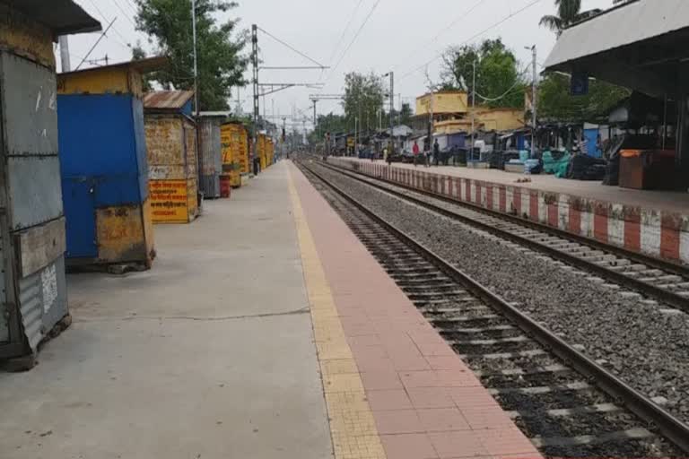 Railway hawkers of Habra