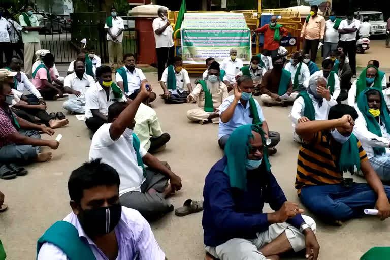 Tumkur: Protest against land reform act amendment