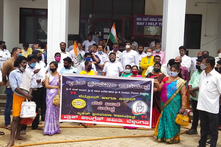 protests by Belthangady Taluk Congress condemning oil price hike