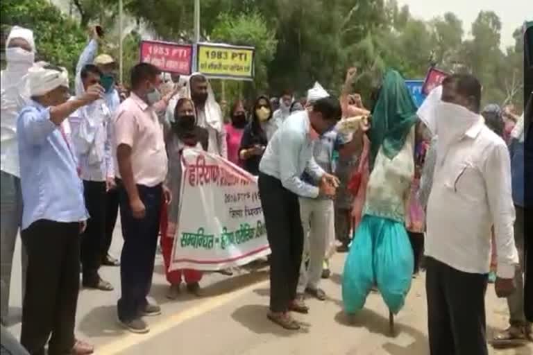 pti teachers burnt effigy of jjp mla naina chautala in bhiwani