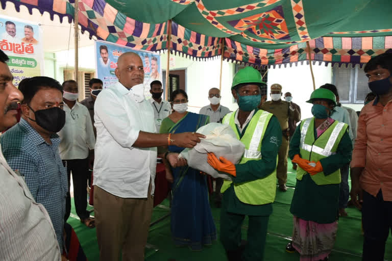 chevi reddy distributed kits to sanitary workers