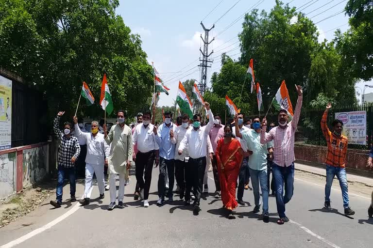 कांग्रेस पदाधिकारी ने किया प्रदर्शन, Congress official demonstrated