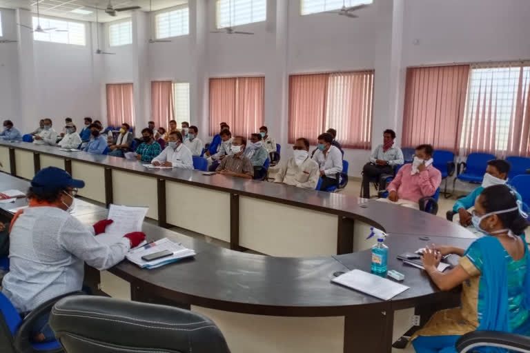 District Panchayat CEO's meeting with contractors and builders in aagar