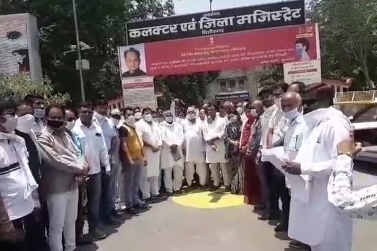 कांग्रेसी कार्यकर्ताओं का विरोध प्रदर्शन, Congress protests over rising fuel price, chittorgarh news