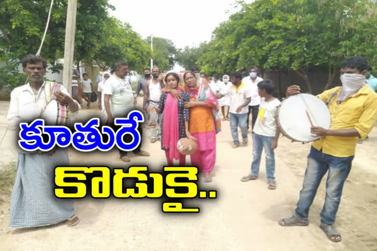 కన్న తండ్రి చితికి నిప్పు పెట్టిన పెద్ద కుమార్తె