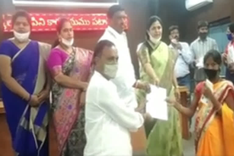 MLA Mahipal reddy yDistributes CMRF Cheques