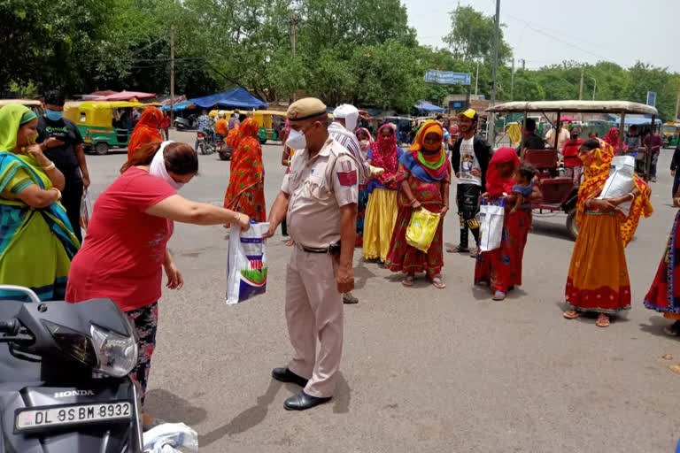 ngo womenite distributed ration kit and sanitary pads to poor women in delhi