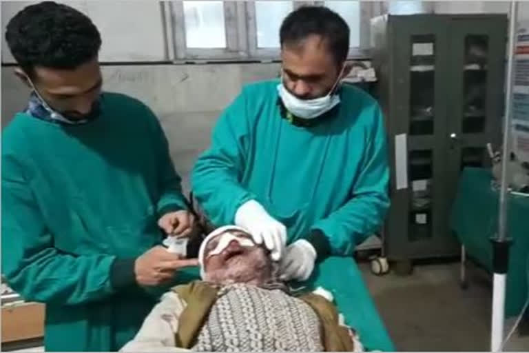 old-man-injuard-by-attack-of-wild-animals-in-kulgam