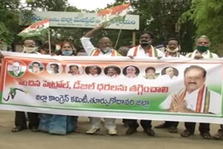 congress protest on petrol diesel hike and given letter to kakinada