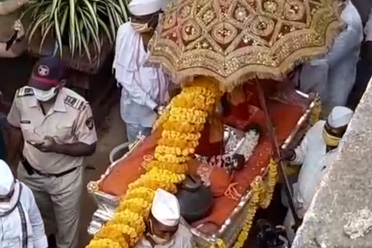 wari 2020 sant tukaram maharaj palkhi going to pandharpur in presence of few people