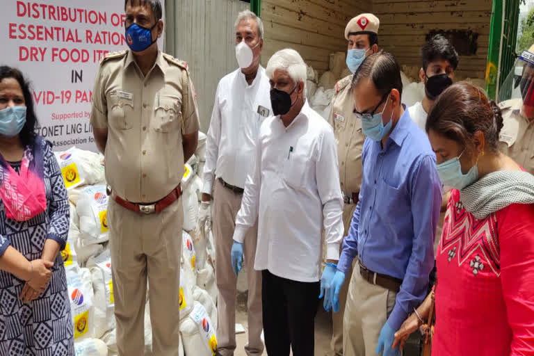 Dry ration distributed to women in GB Road at delhi