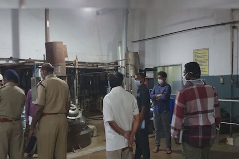 chemical gas leaked in visakhapatnam sainar pharma company, 2 dead