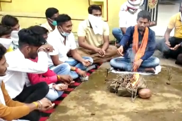 NSUI workers perform pooja for mla Ajay Chandrakar good sense