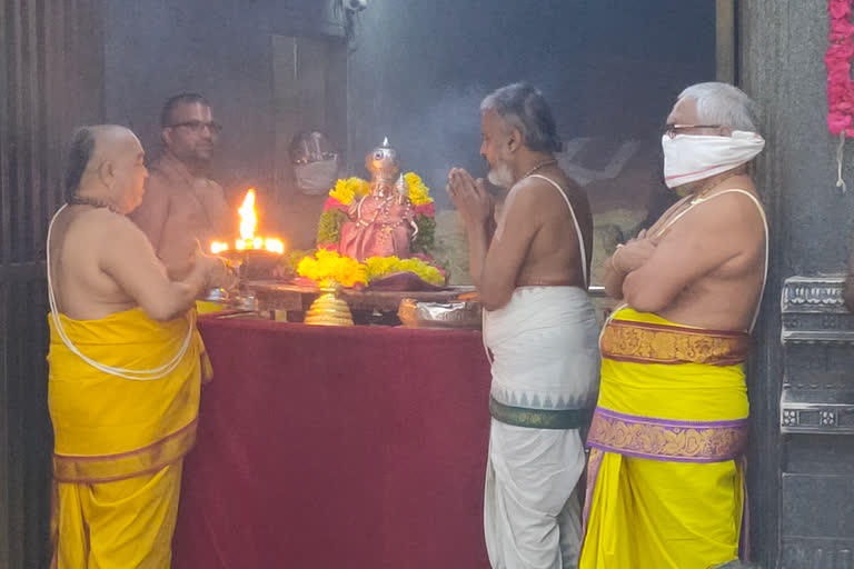 yadadri bhuvangiri temple swathi pujalu conducted by priests