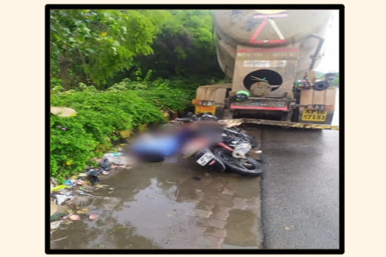 road accident at nidamanuru near gannavaram, krishna district