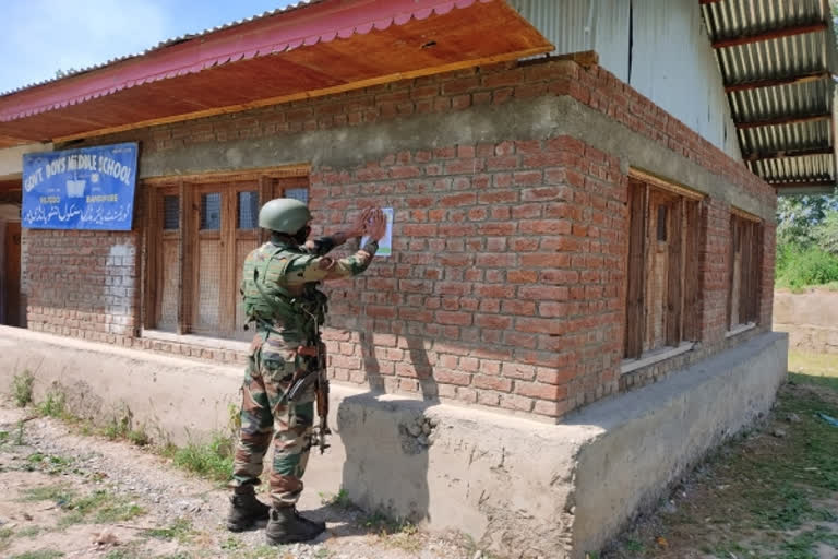 COVID-19  Army distributes sanitisation kits  sanitisation kits in Bandipora  indian army  pamphlets, masks, sanitizers  ഗ്രാമീണര്‍ക്ക് സാനിറ്റൈസേഷന്‍ കിറ്റുകള്‍ വിതരണം ചെയ്‌ത് ഇന്ത്യന്‍ ആര്‍മി  ഇന്ത്യന്‍ ആര്‍മി  ജമ്മു കശ്‌മീര്‍