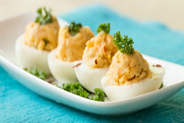 make-this-easy-and-healthy-snack-stuffed-egg-at-home
