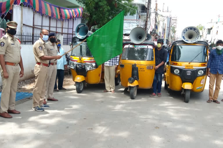 ananthapuram police giving corona awareness programme by autos