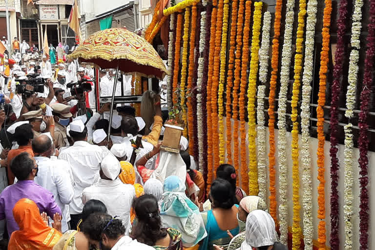 Maharashtra: Warkaris carrying holy 'padukas' leave for Pandharpur