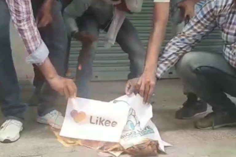 people burned pamphlets of 59 chinese banned apps in ghaziabad