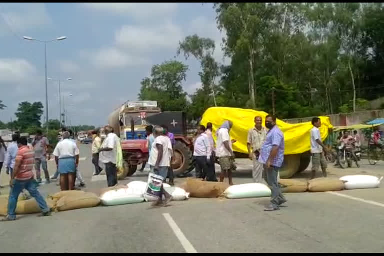 Atabira farmers are protesting by piling up sacks of rice on the national highway