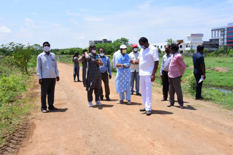 Mayor Sunil Rao find suitable places for planting in karimnagar