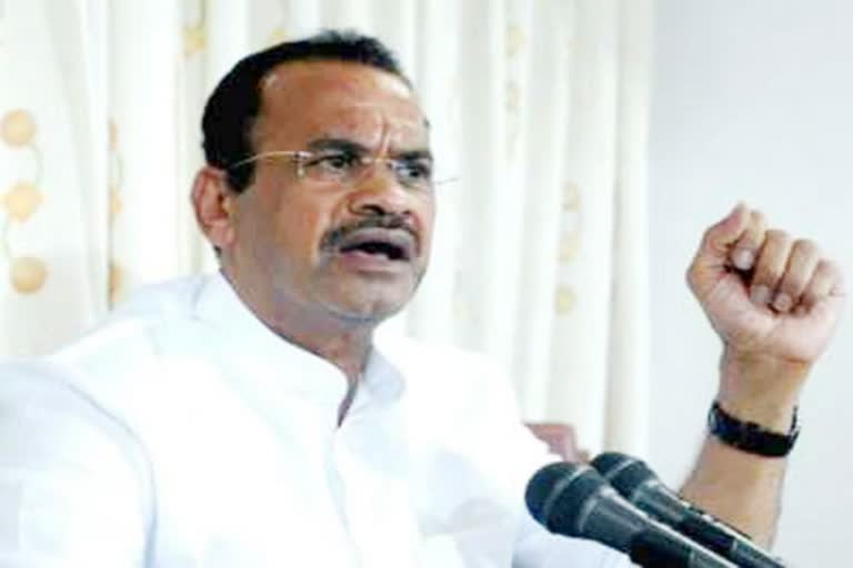 bhuvanagiri mp komatireddy venkat reddy fire on employees retirement age