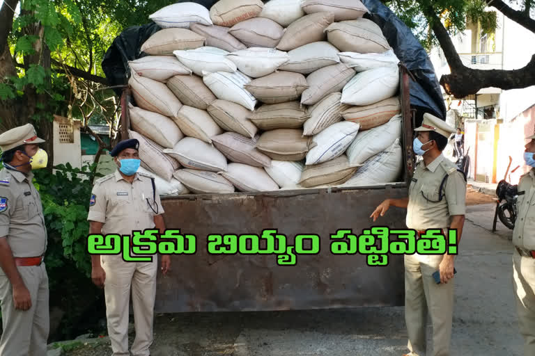 Plice Caught 211 Quintals Illegal PDS Rice In Mahabubabad