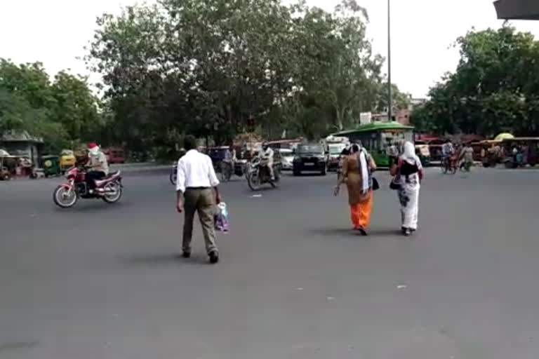 Passengers have to cross road putting their lives at risk in uttam nagar